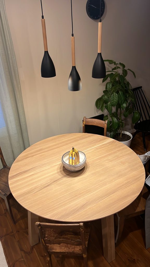 pyöreä tammipöytä